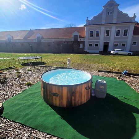 Chateau Moravany - Apartmany, Teepee A Wellness Ronow an der Doubrava Екстериор снимка