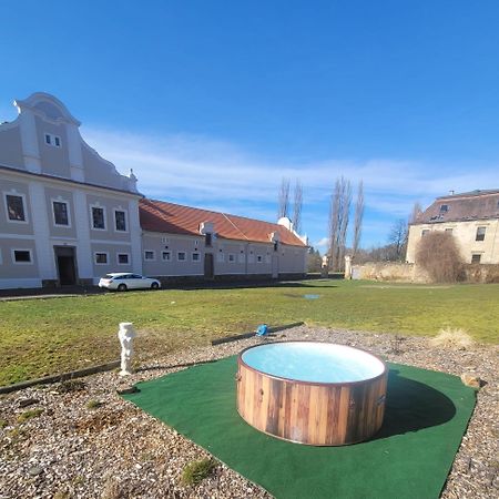 Chateau Moravany - Apartmany, Teepee A Wellness Ronow an der Doubrava Екстериор снимка