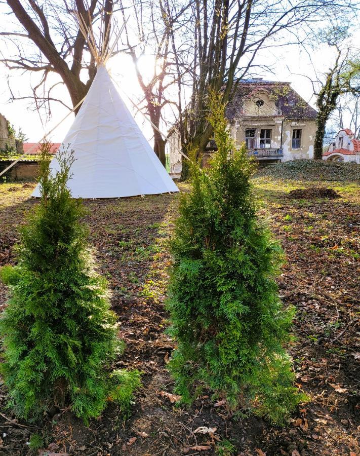Chateau Moravany - Apartmany, Teepee A Wellness Ronow an der Doubrava Екстериор снимка