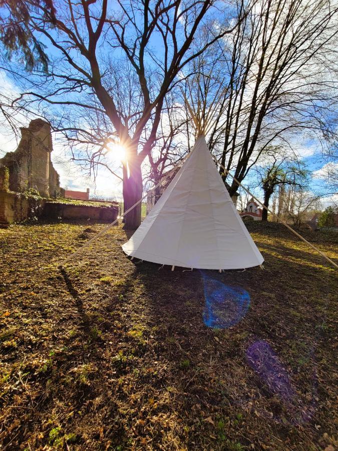 Chateau Moravany - Apartmany, Teepee A Wellness Ronow an der Doubrava Екстериор снимка