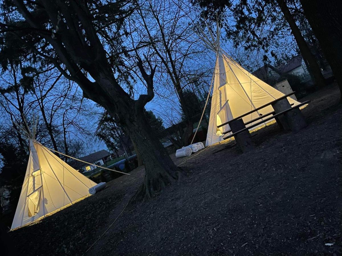 Chateau Moravany - Apartmany, Teepee A Wellness Ronow an der Doubrava Екстериор снимка