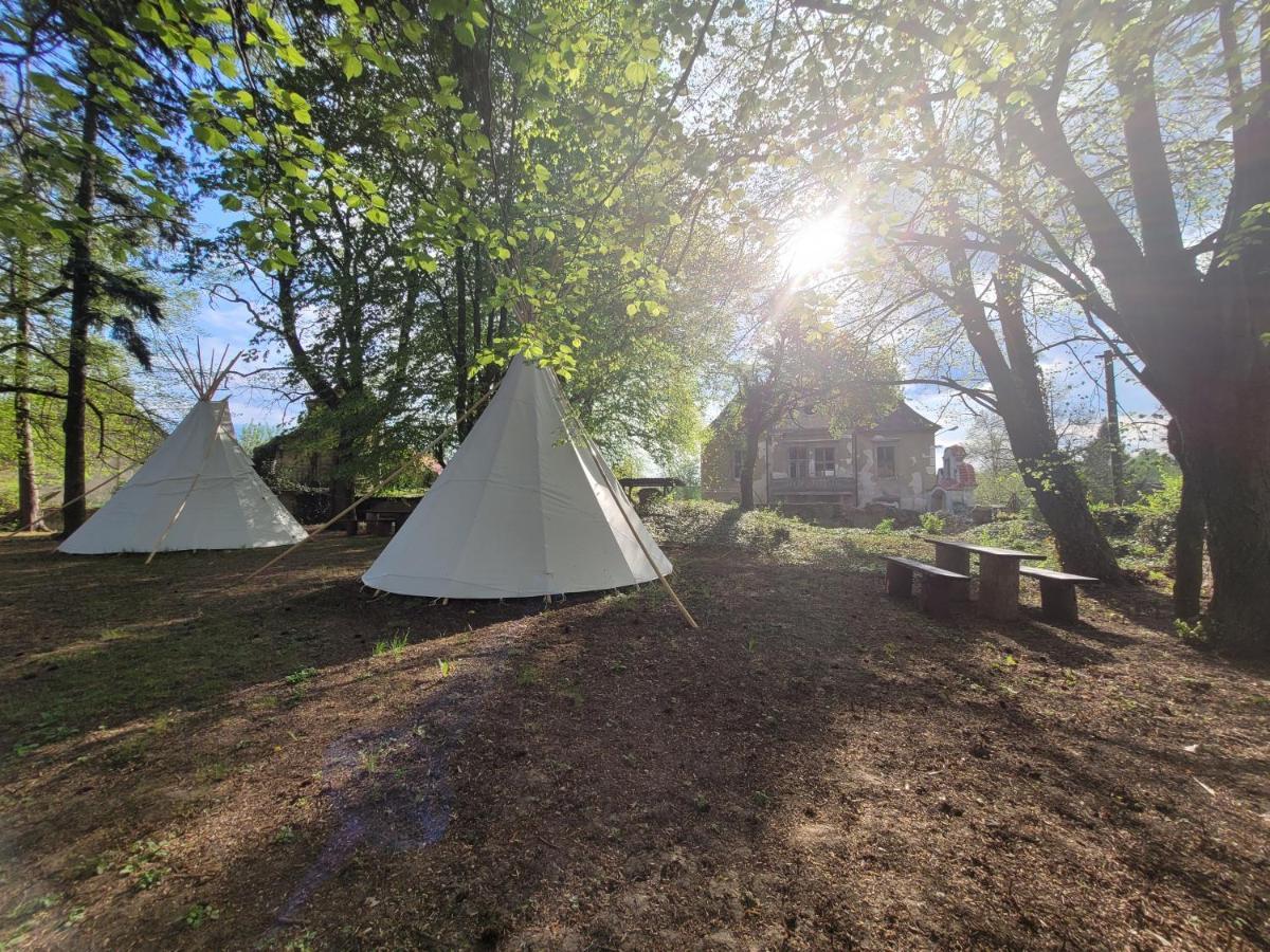 Chateau Moravany - Apartmany, Teepee A Wellness Ronow an der Doubrava Екстериор снимка