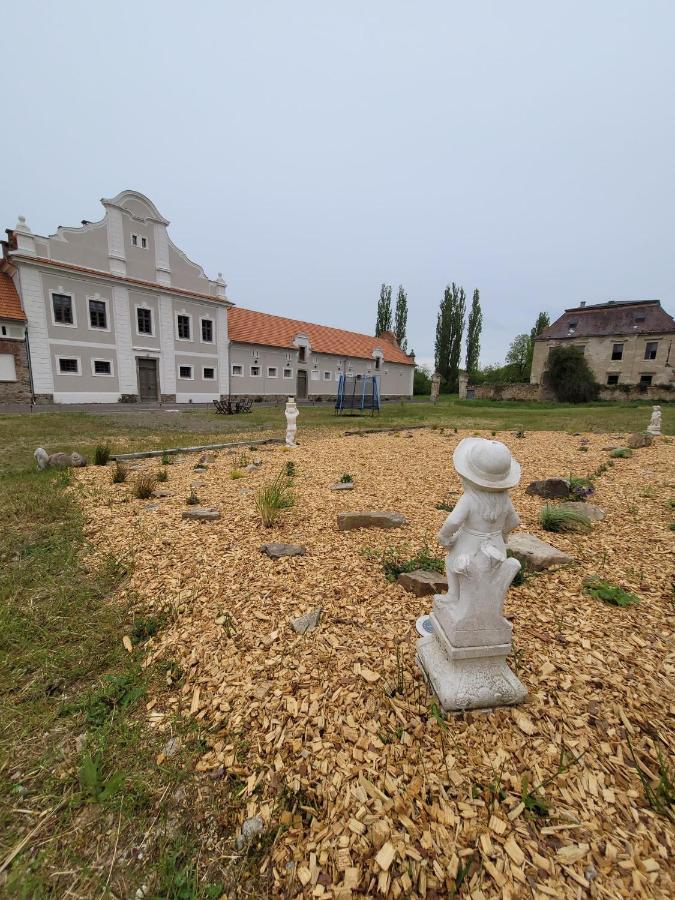 Chateau Moravany - Apartmany, Teepee A Wellness Ronow an der Doubrava Екстериор снимка