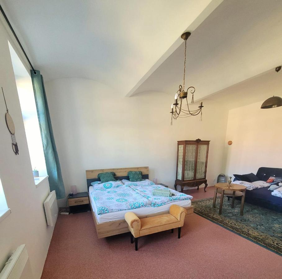 Chateau Moravany - Apartmany, Teepee A Wellness Ronow an der Doubrava Екстериор снимка