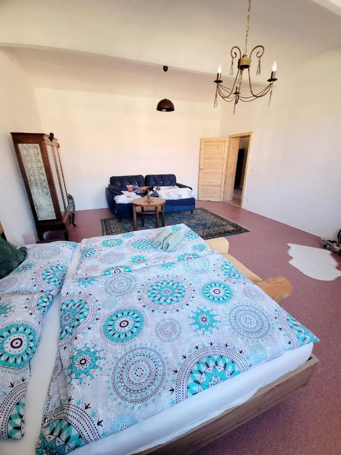 Chateau Moravany - Apartmany, Teepee A Wellness Ronow an der Doubrava Екстериор снимка