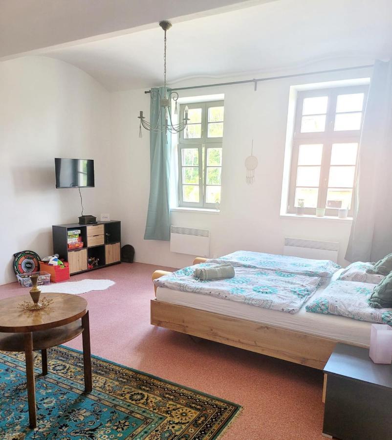 Chateau Moravany - Apartmany, Teepee A Wellness Ronow an der Doubrava Екстериор снимка