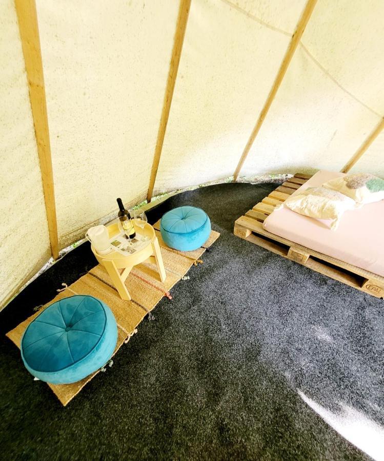 Chateau Moravany - Apartmany, Teepee A Wellness Ronow an der Doubrava Екстериор снимка