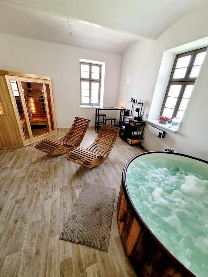 Chateau Moravany - Apartmany, Teepee A Wellness Ronow an der Doubrava Екстериор снимка