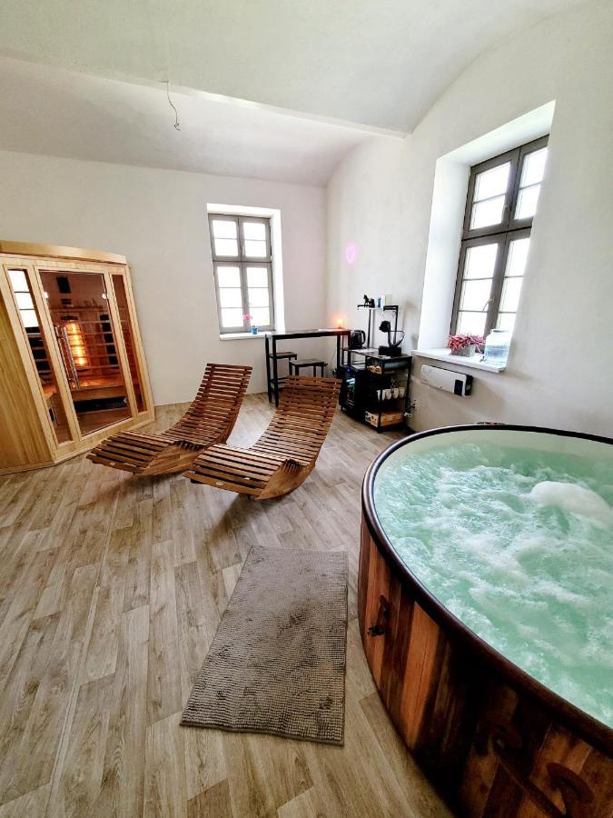 Chateau Moravany - Apartmany, Teepee A Wellness Ronow an der Doubrava Екстериор снимка