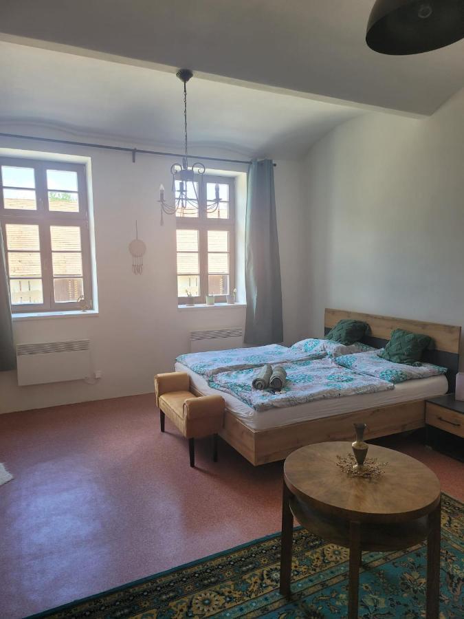 Chateau Moravany - Apartmany, Teepee A Wellness Ronow an der Doubrava Екстериор снимка