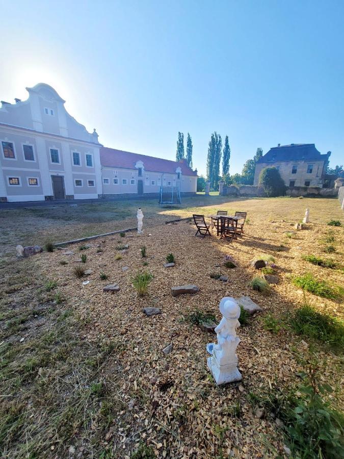 Chateau Moravany - Apartmany, Teepee A Wellness Ronow an der Doubrava Екстериор снимка