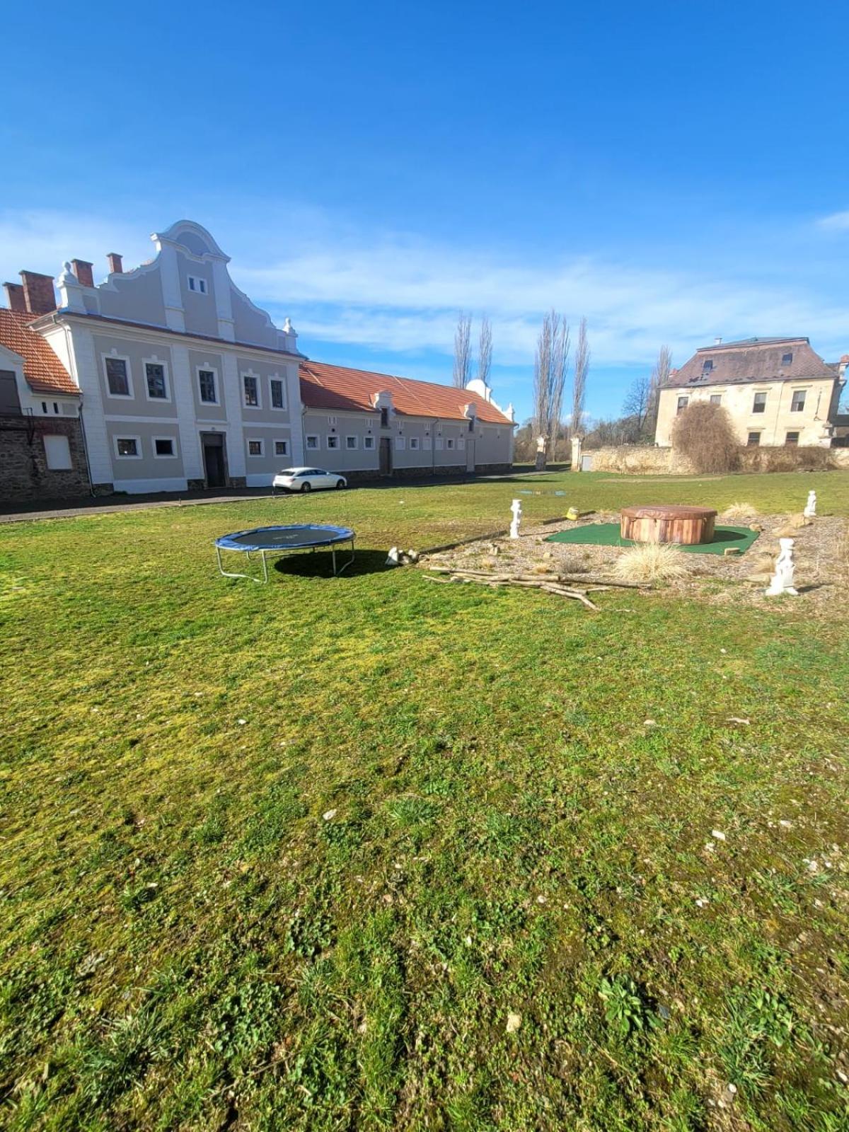 Chateau Moravany - Apartmany, Teepee A Wellness Ronow an der Doubrava Екстериор снимка