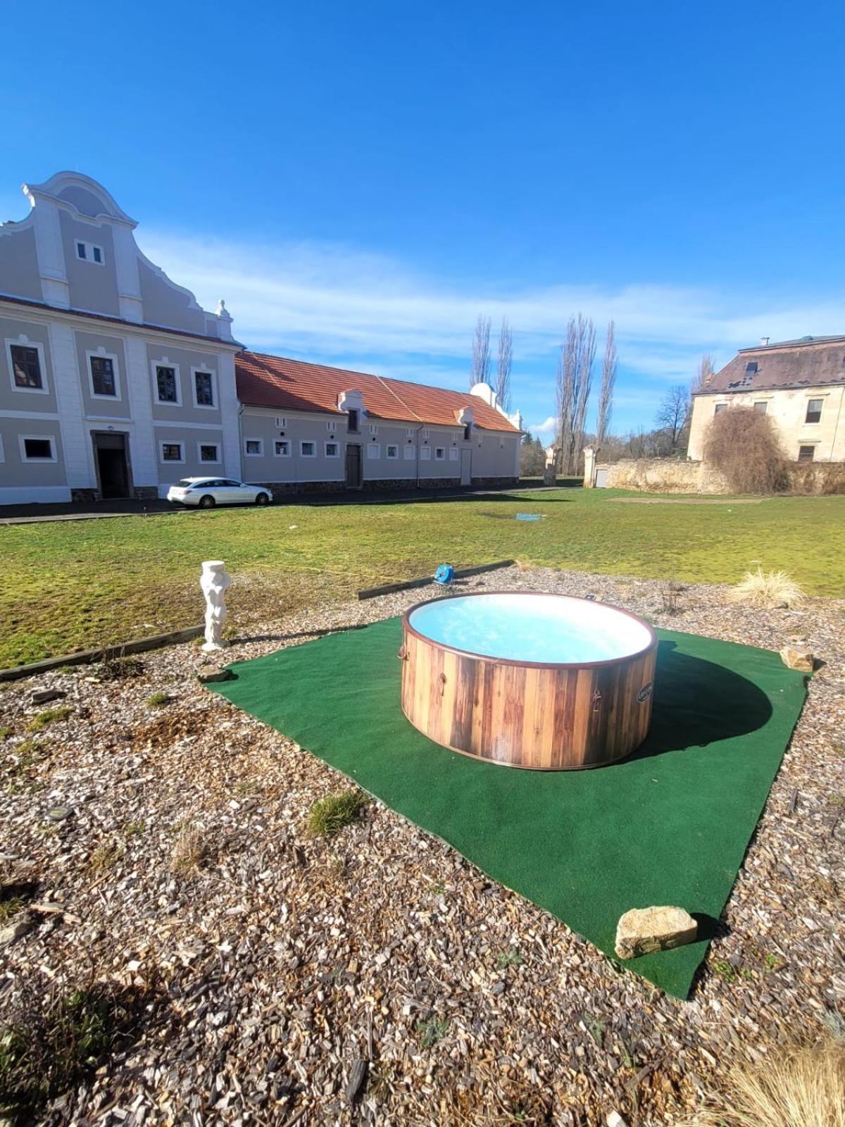 Chateau Moravany - Apartmany, Teepee A Wellness Ronow an der Doubrava Екстериор снимка