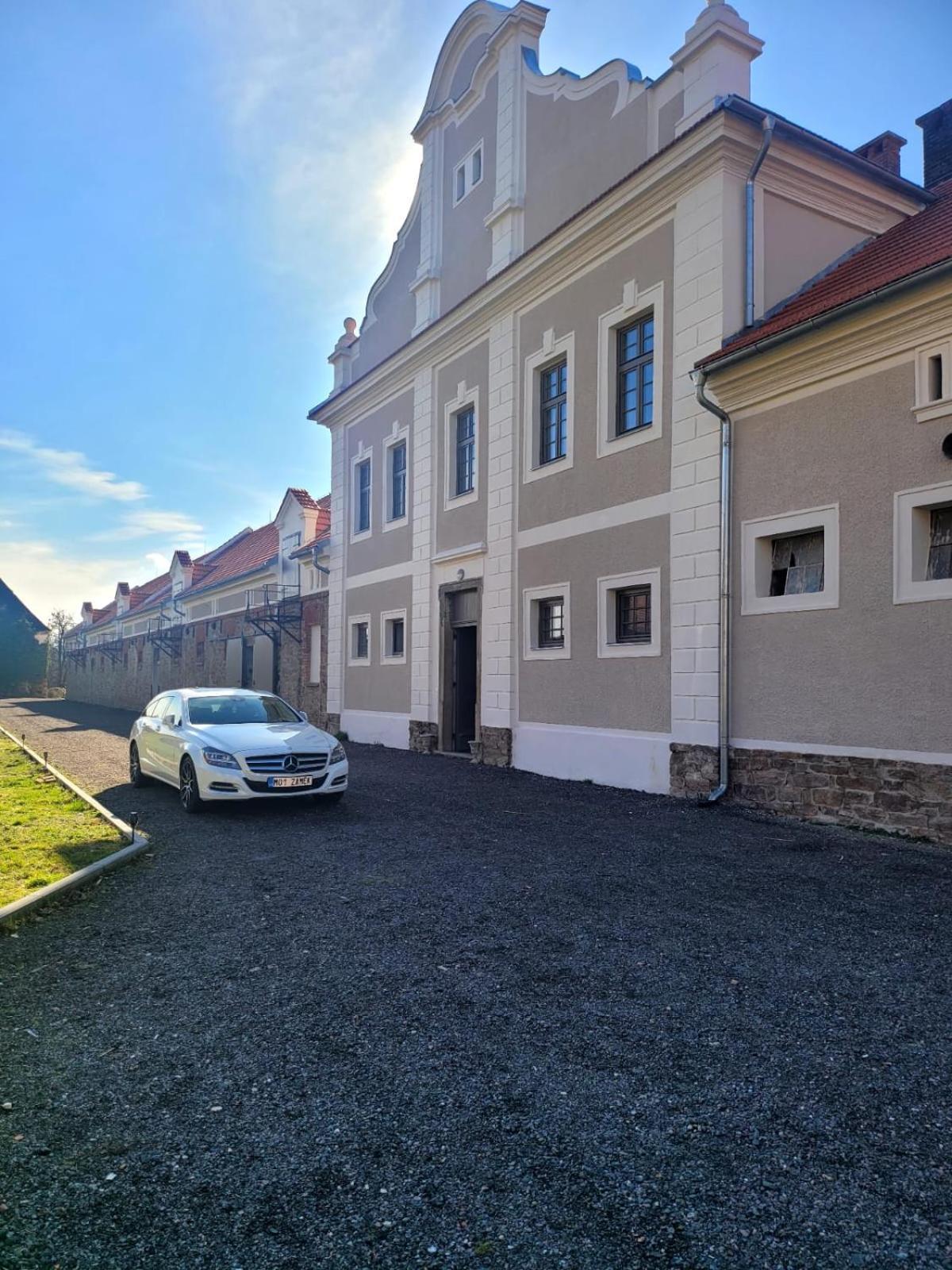 Chateau Moravany - Apartmany, Teepee A Wellness Ronow an der Doubrava Екстериор снимка