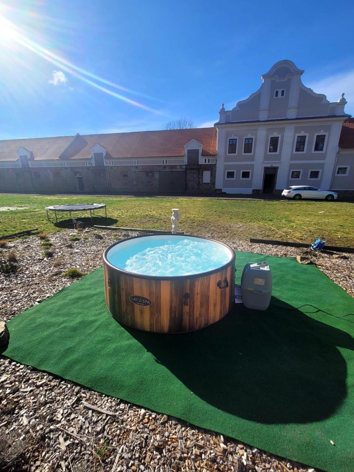 Chateau Moravany - Apartmany, Teepee A Wellness Ronow an der Doubrava Екстериор снимка