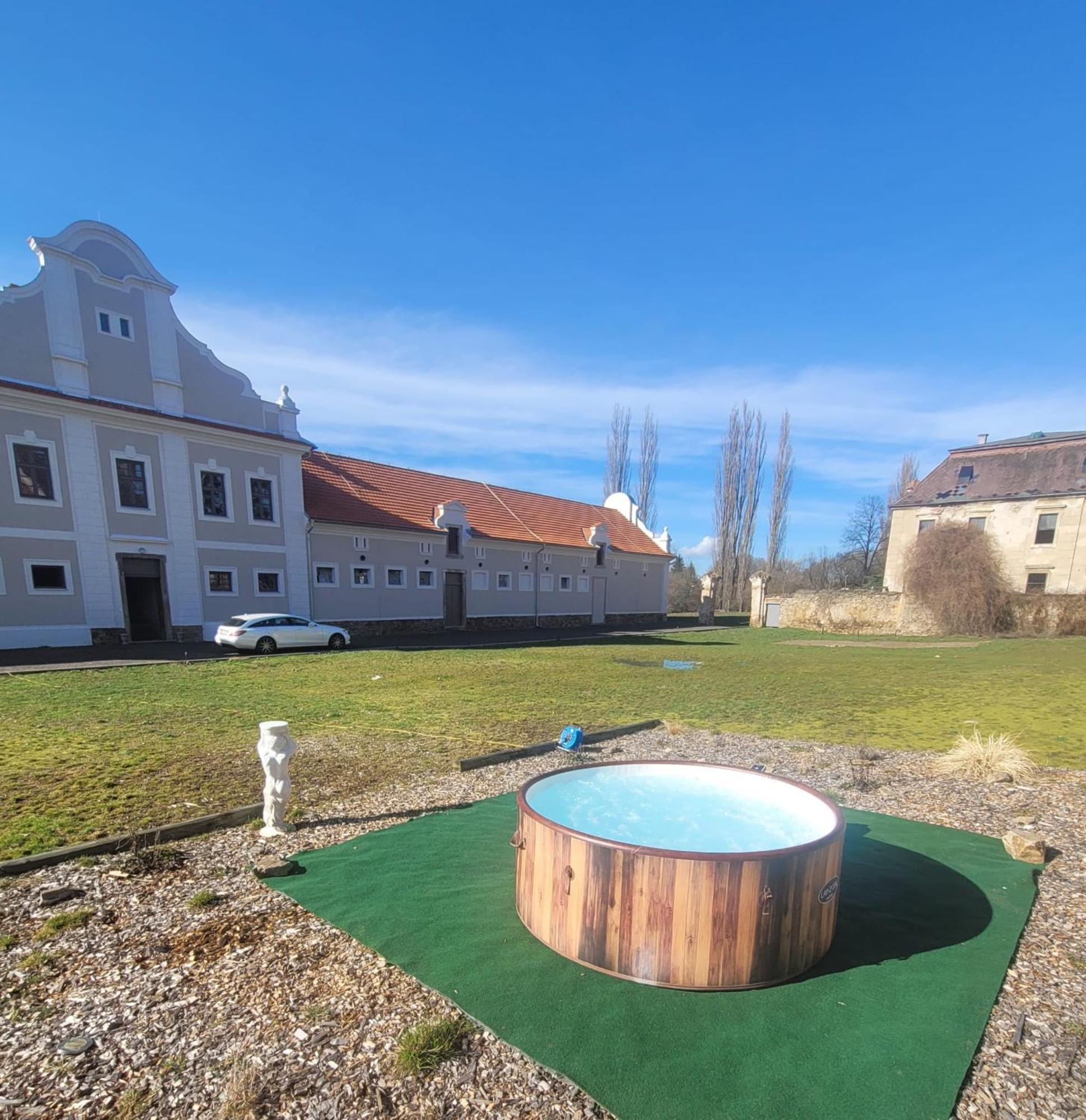 Chateau Moravany - Apartmany, Teepee A Wellness Ronow an der Doubrava Екстериор снимка
