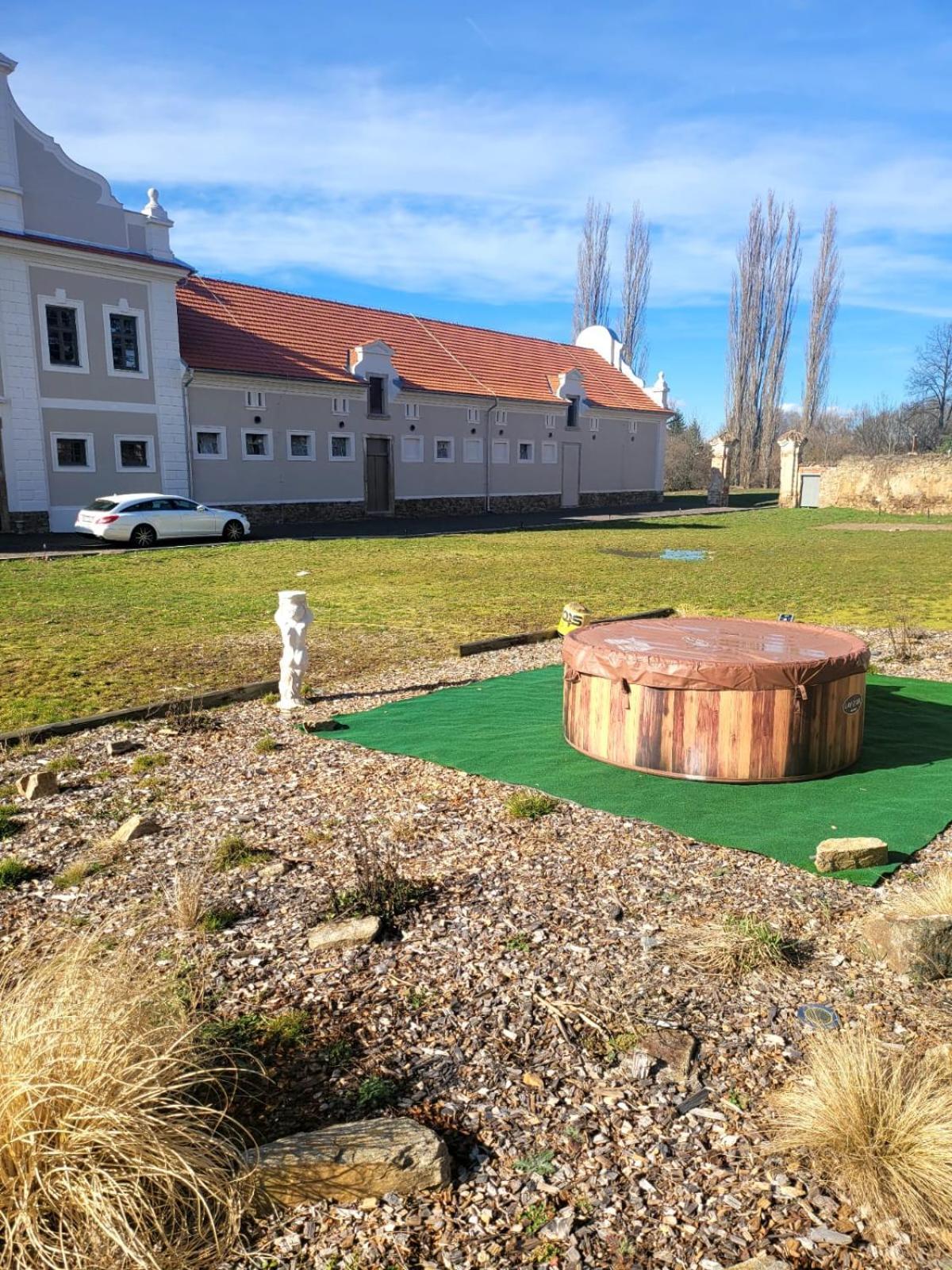 Chateau Moravany - Apartmany, Teepee A Wellness Ronow an der Doubrava Екстериор снимка