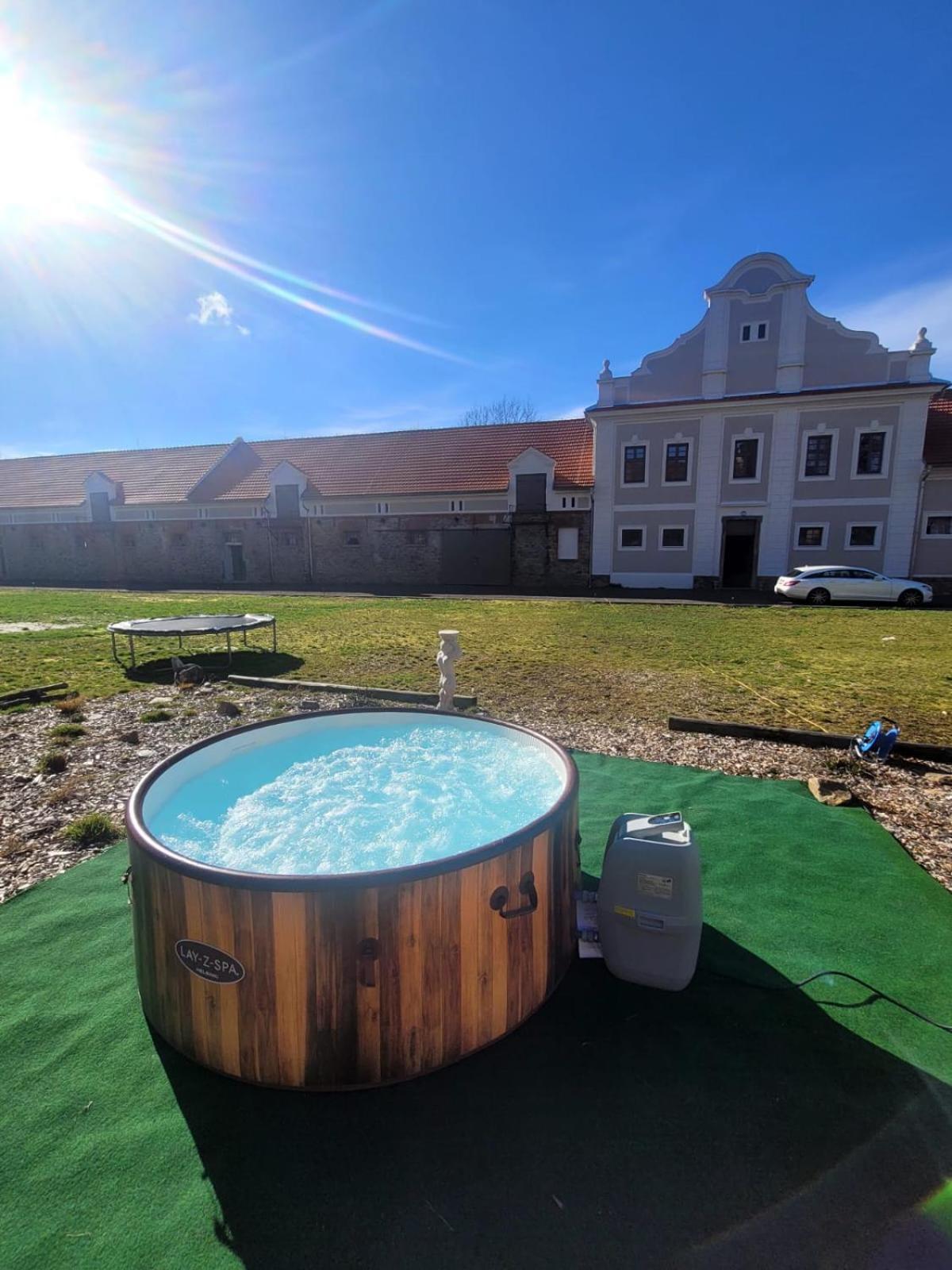 Chateau Moravany - Apartmany, Teepee A Wellness Ronow an der Doubrava Екстериор снимка